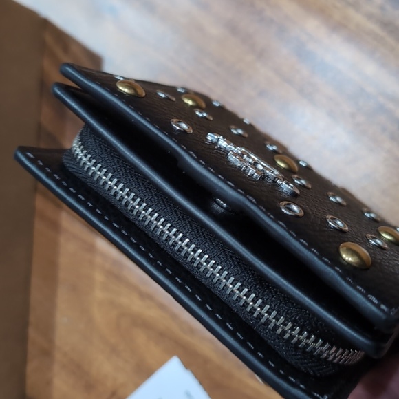 Coach Leather Riveted Wallet With Zip Closure Coin Pocket New in Gift Box ❤️ - Picture 6 of 10